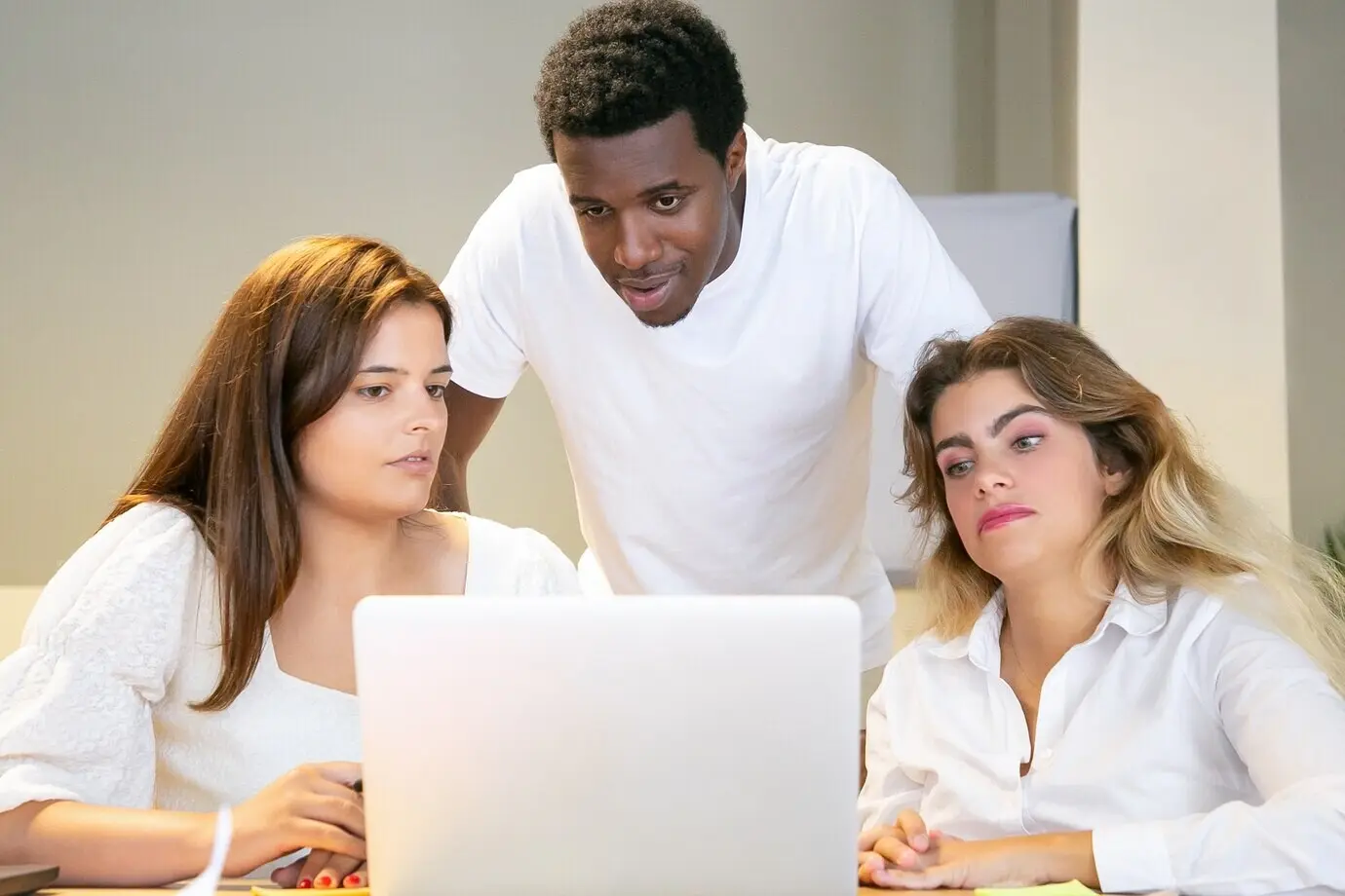 Коллеги в замешательстве вместе смотрят презентацию проекта.