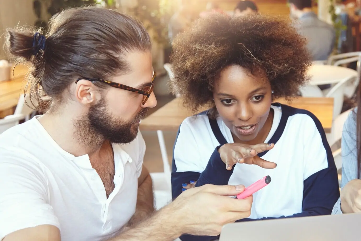 Молодая команда коллег работает над проектом.